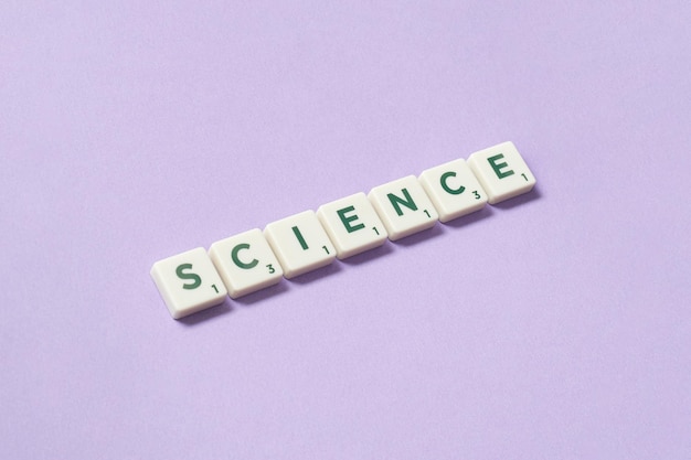 Wissenschaft aus Scrabble-Elementen auf lila Hintergrund