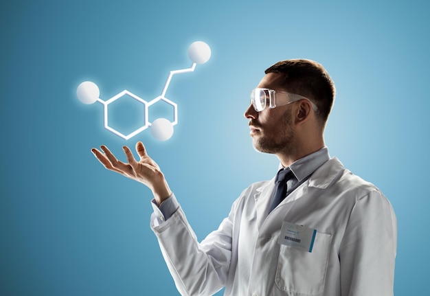 Wissenschaft, Chemie, Biologie, Medizin und Menschen Konzept - männlicher Arzt oder Wissenschaftler in weißem Mantel und Sicherheitsbrille mit Molekularformelprojektion auf blauem Hintergrund