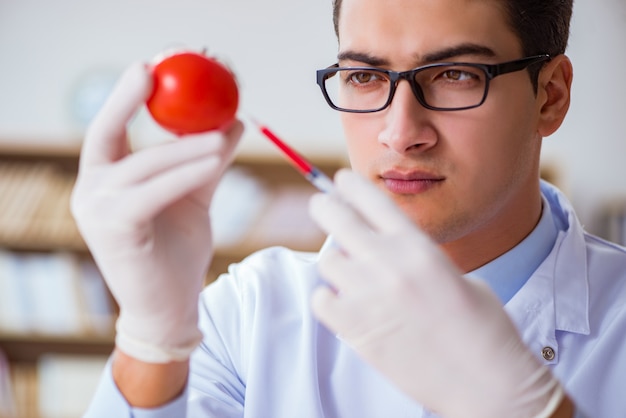 Foto wissenschaftler arbeiten an bio-obst und gemüse