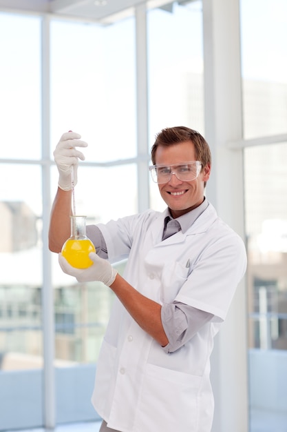 Wissenschaftler arbeitet mit einem Reagenzglas