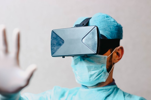 Wissenschaftler Arzt mit Augmented-Reality-Brille 3D VR