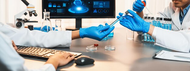 Wissenschaftler, der an biotechnologischer Computersoftware arbeitet, um DNA zu untersuchen Neoteric