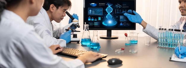 Wissenschaftler, der an biotechnologischer Computersoftware arbeitet, um DNA zu untersuchen Neoteric