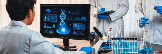 Wissenschaftler, der an biotechnologischer Computersoftware arbeitet, um DNA zu untersuchen Neoteric