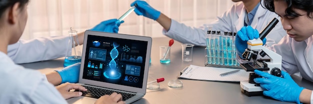 Wissenschaftler, der an biotechnologischer Computersoftware arbeitet, um DNA zu untersuchen Neoteric