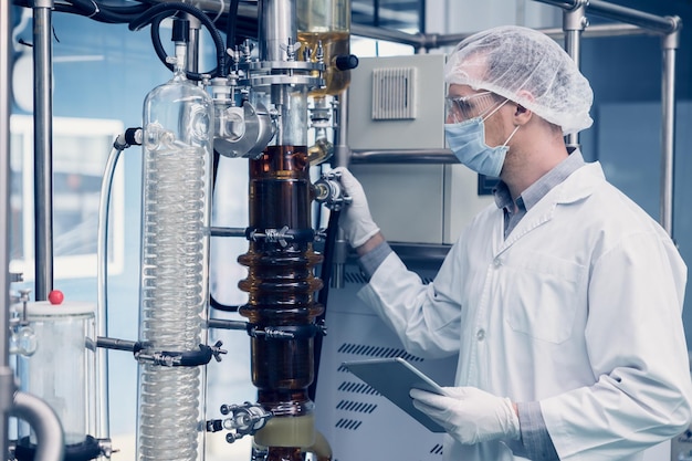 Wissenschaftler, der an der Extraktion von Cannabis CBD-Öl für das medizinische Wissenschaftslabor arbeitet Hanfölextraktion Dünnschichtdestillationsmaschine im Laboranlagenprozess