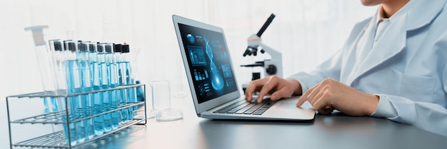 Wissenschaftler, die an fortschrittlicher Biotechnologie-Computersoftware arbeiten, um DNA-Daten zu untersuchen oder zu analysieren, nachdem sie einen wissenschaftlichen Durchbruch durch chemische Experimente in medizinischen Laboratorien erzielt haben.