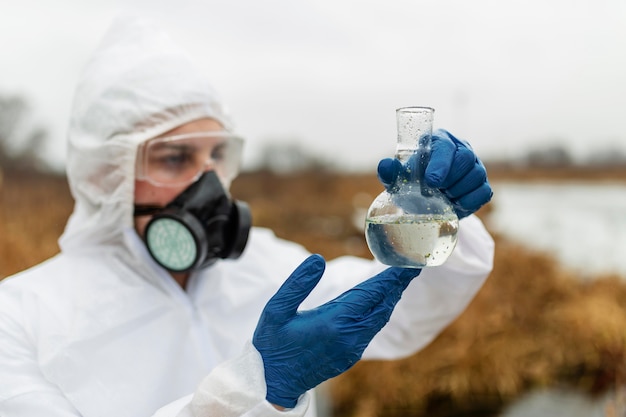 Foto wissenschaftler im schutzanzug