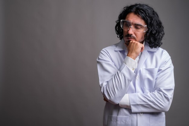 Wissenschaftler Mann Arzt mit Schnurrbart tragen Schutzbrille