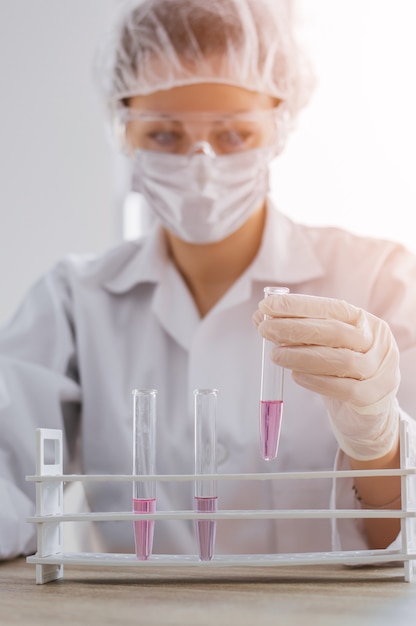 Wissenschaftler mit Reagenzglas forschen im klinischen Labor