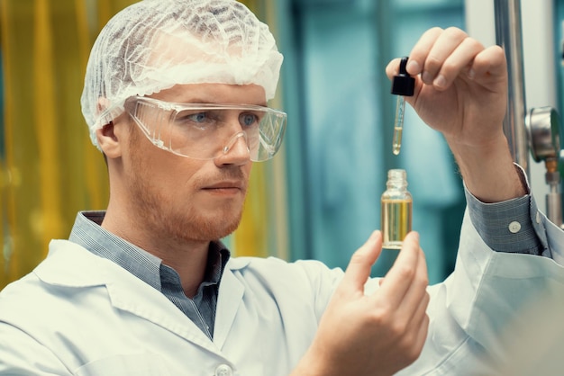 Wissenschaftler oder Apotheker extrahieren CBD-Hanföl für medizinische Zwecke im Labor