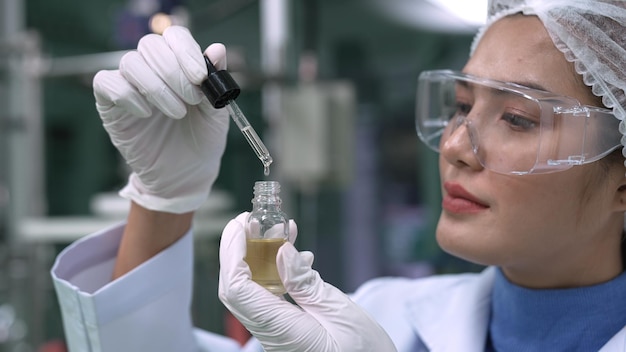 Wissenschaftler testen CBD-Hanfölprodukt im kurativen CBD-Labor