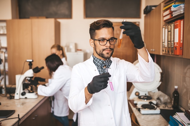 Wissenschaftler und Forscher des Mittelalters arbeiten im chemischen Labor.