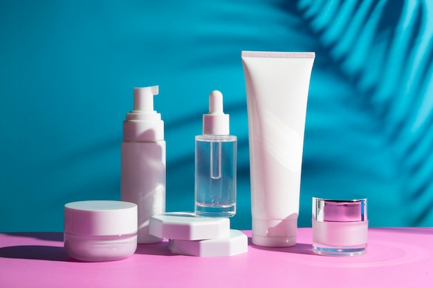 Wissenschaftler und Mockup-Röhrenflasche für Hautpflege-Kosmetikprodukt-Markencreme-Lotion-Behandlungslaborraumtests experimentell