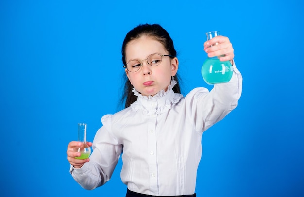 Wissenschaftliche Forschung im Labor Kleines Schulmädchen Kind Studie Biologieunterricht zurück zur Schulbildung und Wissen kleines intelligentes Mädchen mit Testflasche Testproben Konzentriert auf Heilung