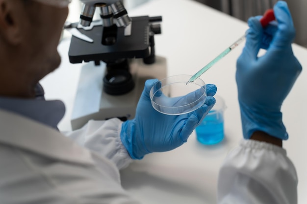 Wissenschaftliche Prüfung von Substanzen Biochemische Forschung Wissenschaftler, der in einem wissenschaftlichen Labor arbeitet Analysierung Test