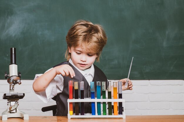 Wissenschaftlicher Vorschüler kleiner Wissenschaftler, der Chemie im Schullabor Kind im Klassenzimmer mit ...