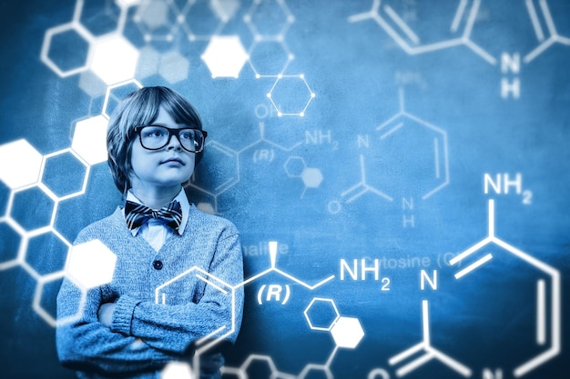 Wissenschaftsgrafik gegen Jungen mit verschränkten Armen, die auf die Tafel schauen