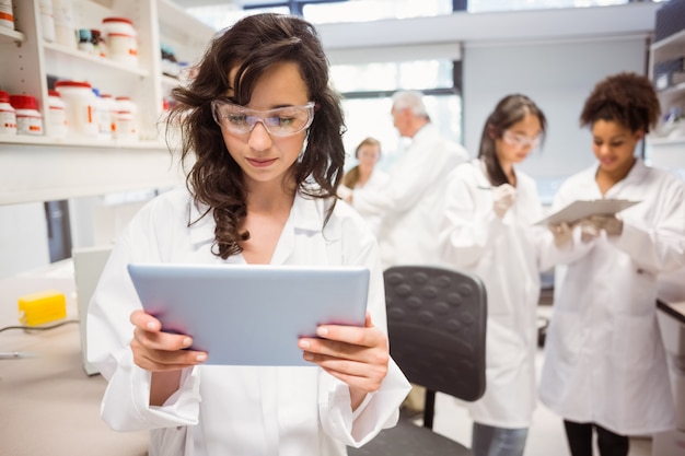 Wissenschaftsstudent, der Tabletten-PC betrachtet