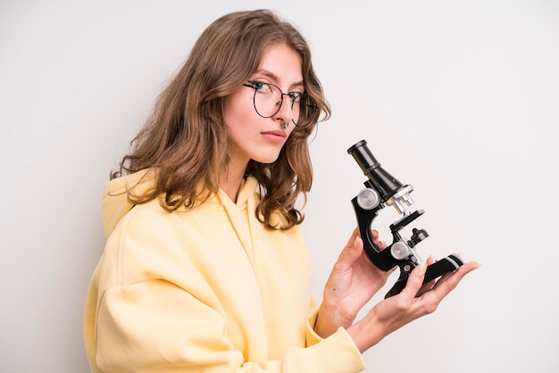 Wissenschaftsstudentin des jungen Mädchens mit einem Mikroskop