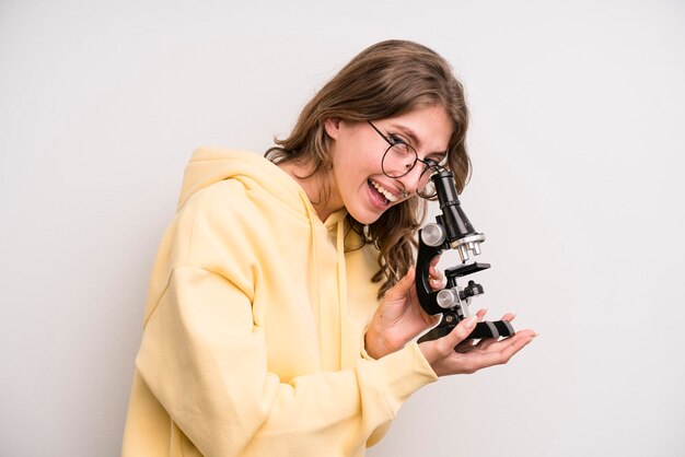 Wissenschaftsstudentin des jungen Mädchens mit einem Mikroskop