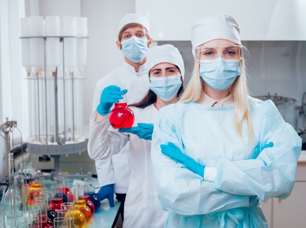 Wissenschaftstechniker bei der Arbeit im Labor.