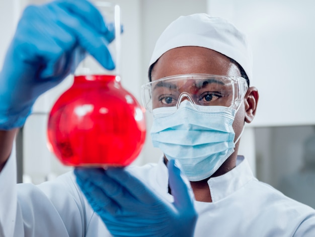 Wissenschaftstechniker bei der Arbeit im Labor.