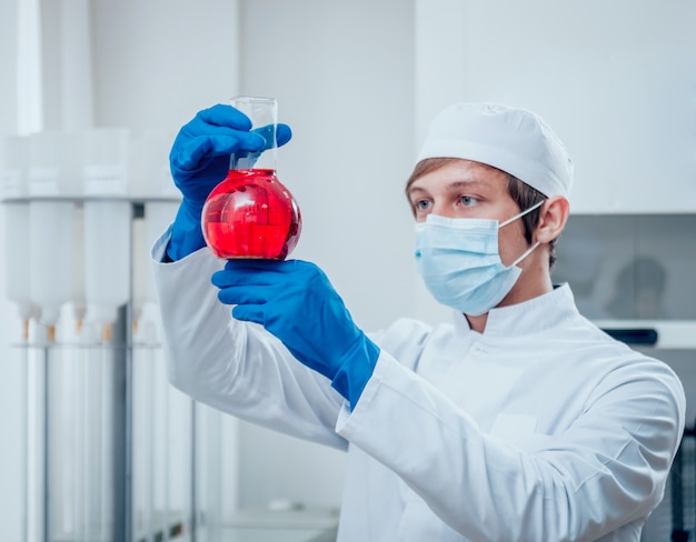 Wissenschaftstechniker bei der Arbeit im Labor.