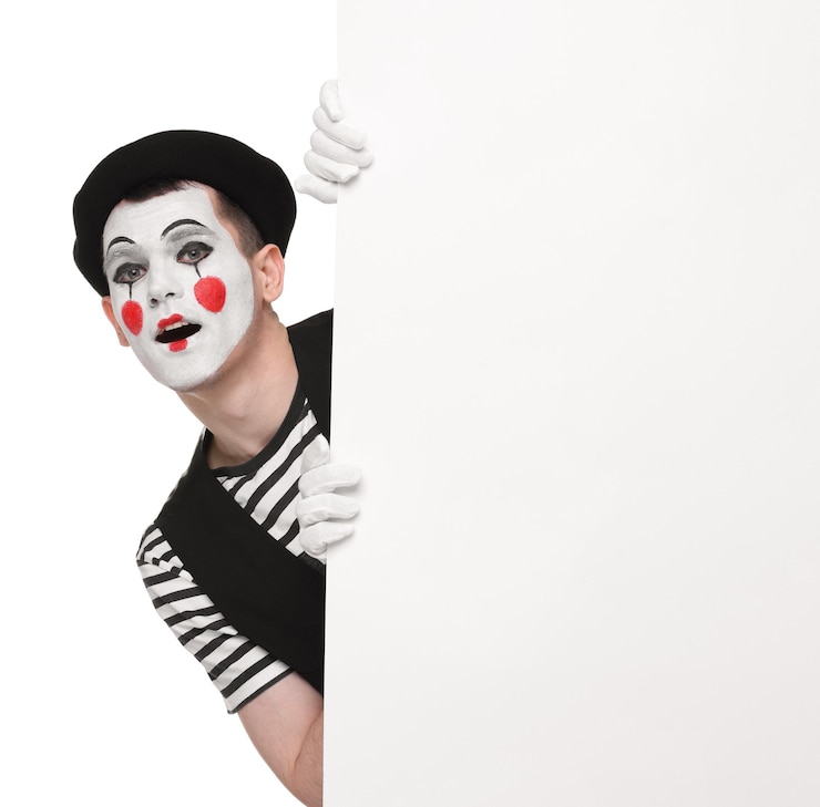 Foto witziger mime-künstler, der aus einem leeren poster auf weißem hintergrund schaut