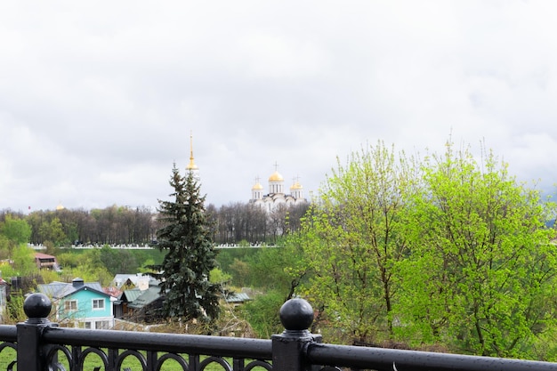 Foto wladimir russland 26. april 2023 blick auf die himmelfahrtskathedrale von der aussichtsplattform naturlandschaft