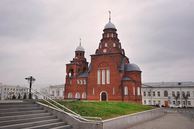 Wladimir, RUSSLAND - 3. November 2021: Blick auf die rote Backsteinkirche in Wladimir