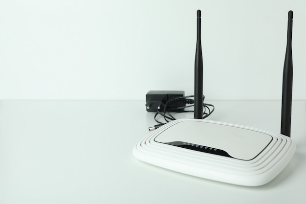 WLAN-Router mit externen Antennen und Stecker auf weißem Hintergrund