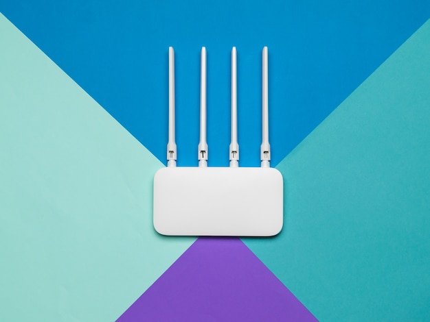 Foto wlan-router mit vier antennen auf vierfarbigem hintergrund. organisation von drahtlosen netzwerken.