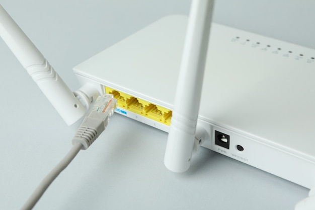 WLAN-Router und Verbindungskabel, Nahaufnahme