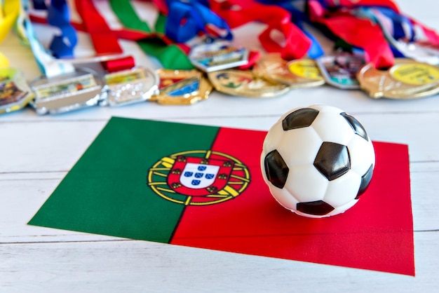 Foto wm-fußball auf der portugiesischen flagge