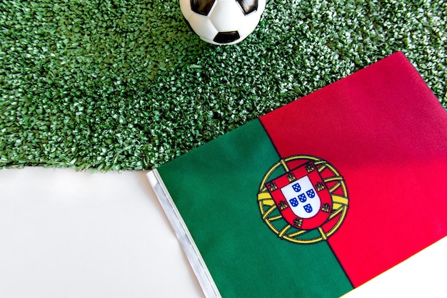 WM-Fußball auf der portugiesischen Flagge