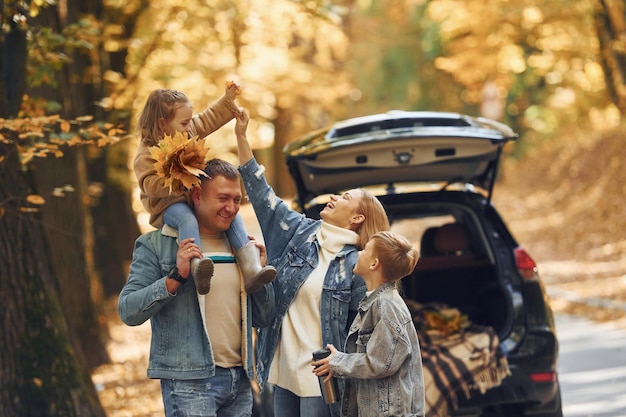 Wochenendaktivitäten Die glückliche Familie ist zur Herbstzeit zusammen im Park