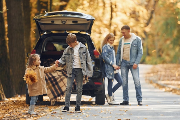 Wochenendaktivitäten Die glückliche Familie ist zur Herbstzeit zusammen im Park