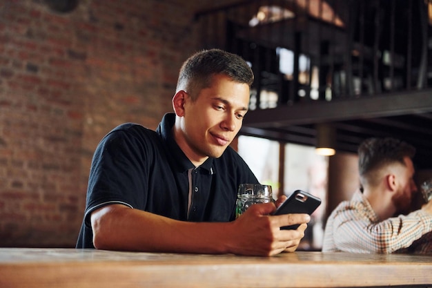 Wochenende entspannen Mann in Freizeitkleidung sitzt im Pub