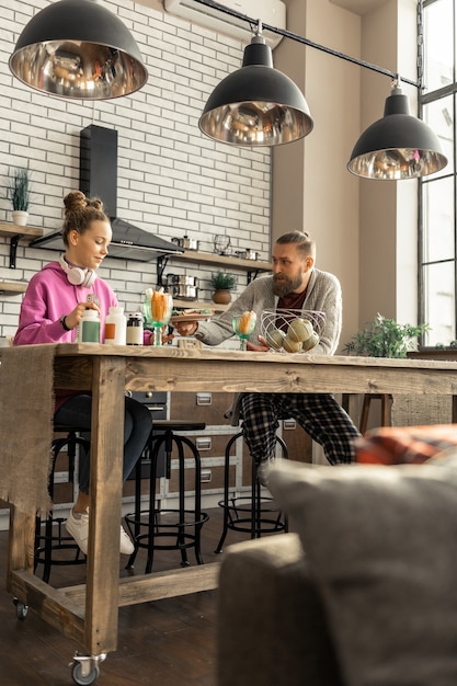 Wochenendmorgen. Liebevoller Vater und Tochter verbringen ihren traditionellen Wochenendmorgen zusammen