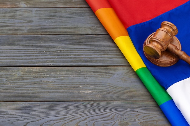 Woden juiz malho, lei e justiça com bandeira lgbt nas cores do arco-íris e fundo de madeira