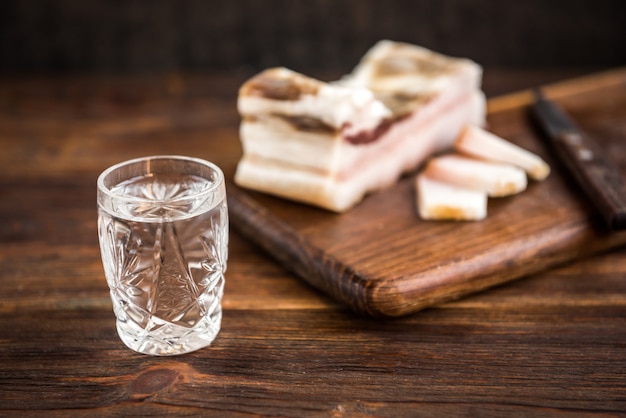 Wodka und Salz Schweinefett auf dunklem Holz