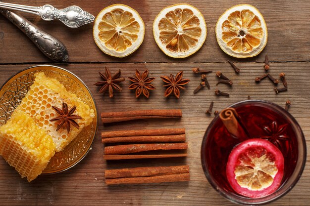 Wohlriechender Glühwein auf einem Holztisch. Zutaten. Rustikal.