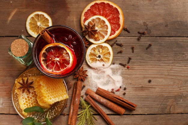 Wohlriechender Glühwein auf einem Holztisch. Zutaten. Rustikal.