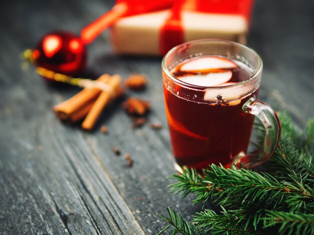 Wohlriechender Weihnachtsglühwein und -geschenk