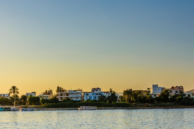 Wohngebäude am Ufer des Nils in Luxor, Ägypten