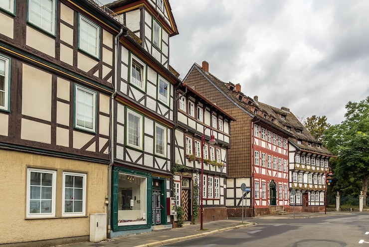 Foto wohngebäude an der straße gegen den himmel