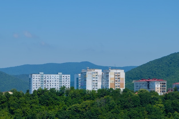 Wohngebäude in den bewaldeten Bergen