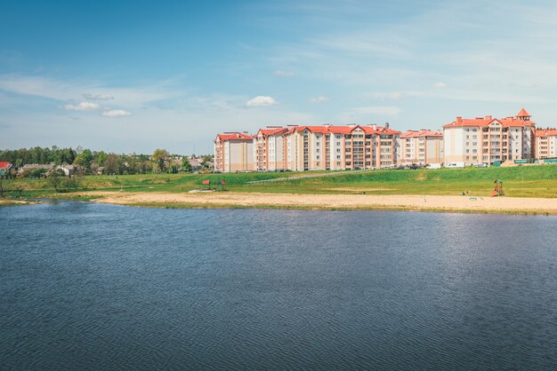 Wohngebäude mit Balkonen in der Stadt, Stadtentwicklung von Mehrfamilienhäusern. Ostrovets, Weißrussland