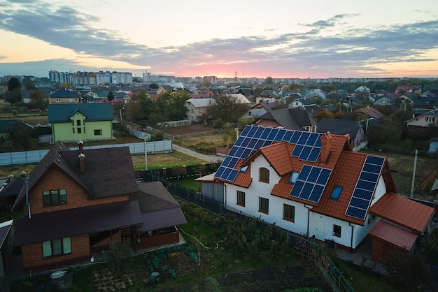 Wohngebäude mit Solarphotovoltaikplatten auf dem Dach zur Erzeugung sauberer ökologischer Elektrizität im ländlichen Vorort Konzept des autonomen Hauses